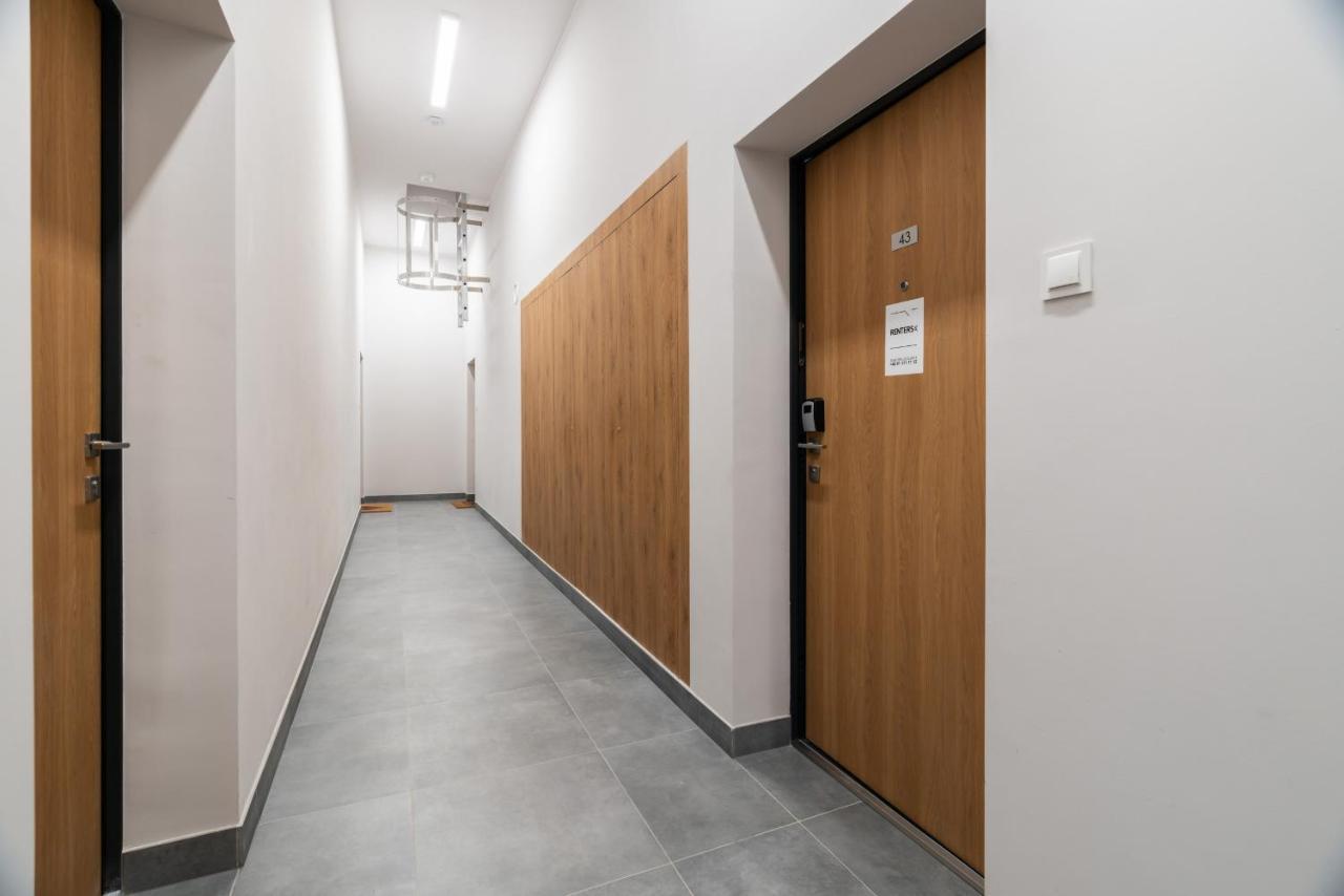 White Elegance With Ac & Free Garage By Renters Apartamento